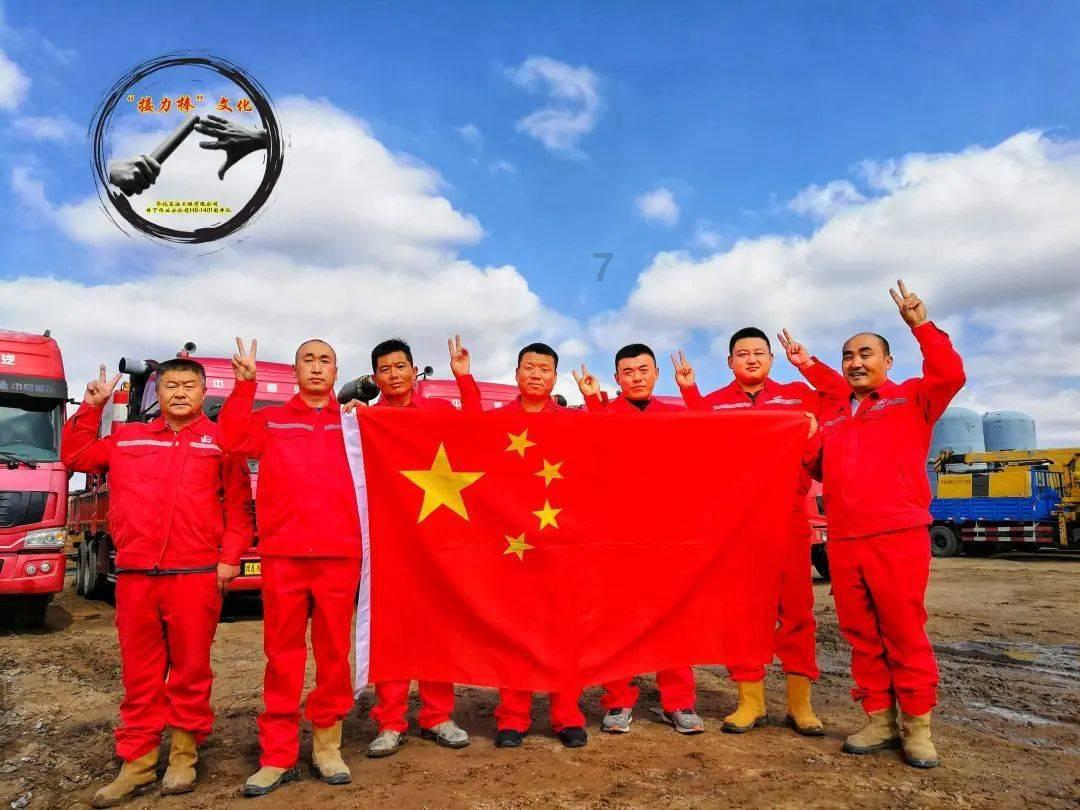 上实城市开发(00563)：叶维琪退任执行董事